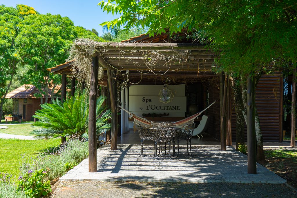 Virá Charme Resort, no Paraná: Bangalôs sobre as águas de um lago com vista  para a floresta, cavalgadas ao pôr do sol e apresentações com muita música  boa – Simonde