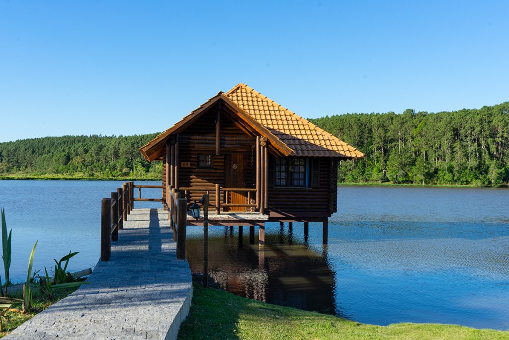 Virá Charme Resort, no Paraná: Bangalôs sobre as águas de um lago com vista  para a floresta, cavalgadas ao pôr do sol e apresentações com muita música  boa – Simonde