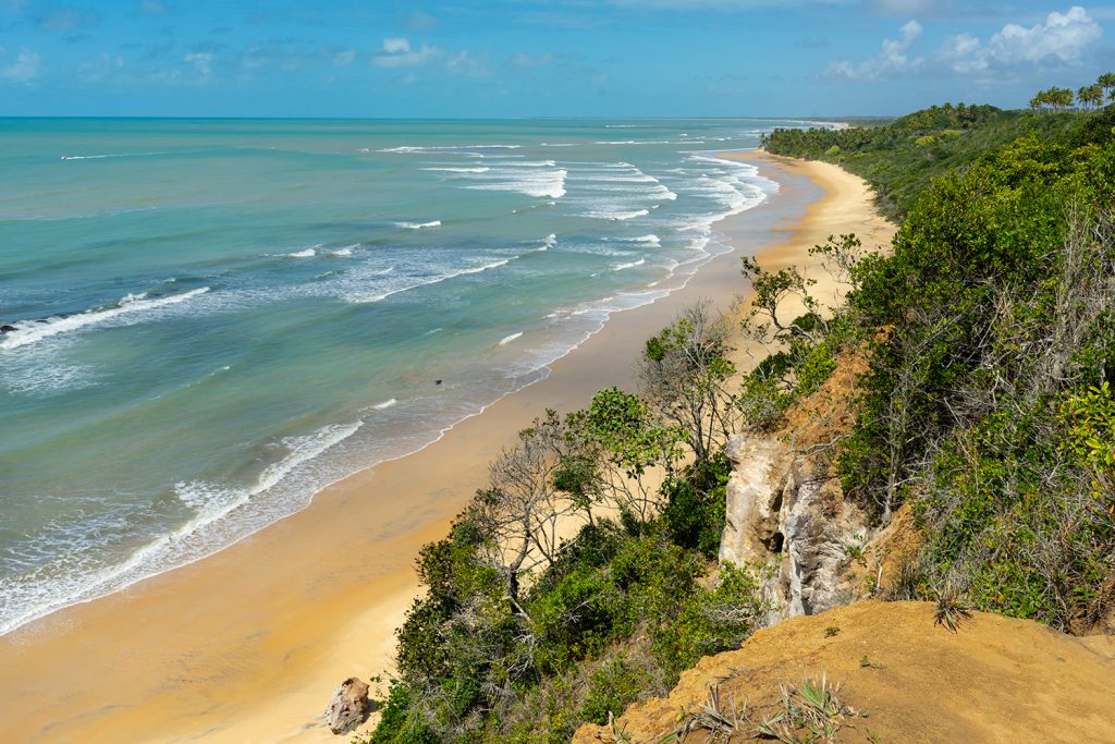 As belas paisagens da praia do Satu do topo da falésia
